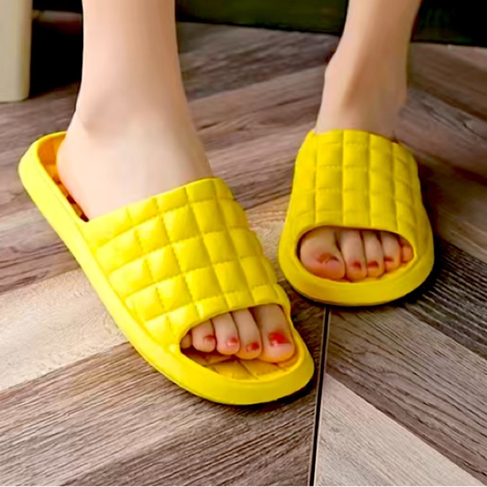 🆕QUILTED PILLOW CUSHION SANDALS:Yellow size Women’s 7.5-8
